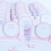 Handgefertigte Tischkarte zur Taufe, Design Beautiful Baby, in rosa mit personalisiertem Label, geprägten Babyfuessen, rosa-weiß getupftes Band und 3D-Schmetterling. ©KARTEN-DESIGN.at