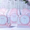 Handgefertigte Tischkarte zur Taufe, Design Beautiful Baby, in rosa mit personalisiertem Label, geprägten Babyfuessen, rosa-weiß getupftes Band und 3D-Schmetterling. ©KARTEN-DESIGN.at