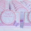 Tischkarten Taufe rosa mit personalisiertem Label und gepraegten Babyfuessen. Darunter ein flieder-weiß gepunktetes Tupfenband und 3D-Schmetterling. Design: Beautiful Baby ©KARTEN-DESIGN.at