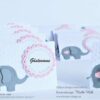 Handgefertigte weiße Tischkarte mit gepraegten Punkten. Ein grauer Elefant mit rosa Herz darauf ziert dieses Tischkärtchen. Das gewellte rosa Label ist personalisiert und mit dem Gästenamen bedruckt. Design Dreamy Elephant ©KARTEN-DESIGN.at