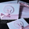 Dankeskarte für die Gäste der Taufe in Rosa mit weiß gepunkteten Hintergrund. Darauf ist ein gewelltes Label in Rosa mit einem personalisierten Dankestext. Mittig ist ein 3D-Schmetterling angeordnet. Ein rosa Tupfenband und Babyfüsschen zieren die Danksagungskarte zur Taufe. © KARTEN-DESIGN.at