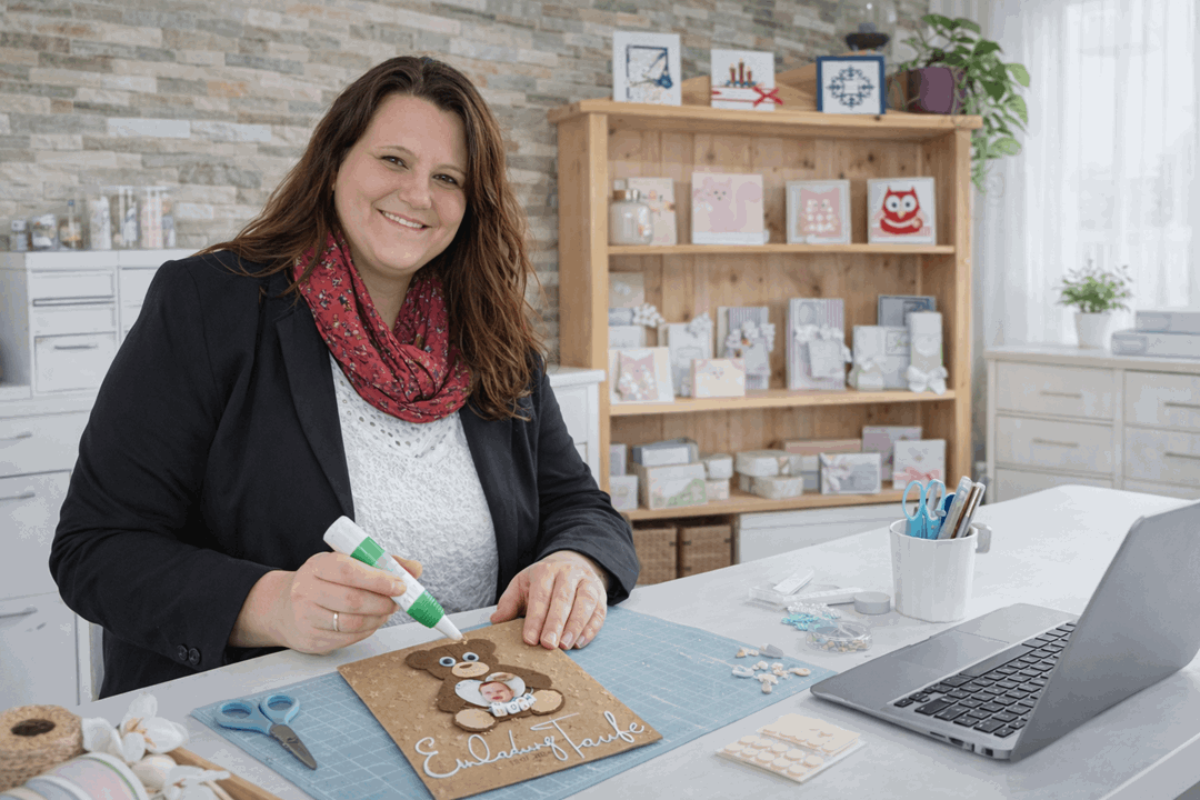 kartendesign nicki hess bei der arbeit